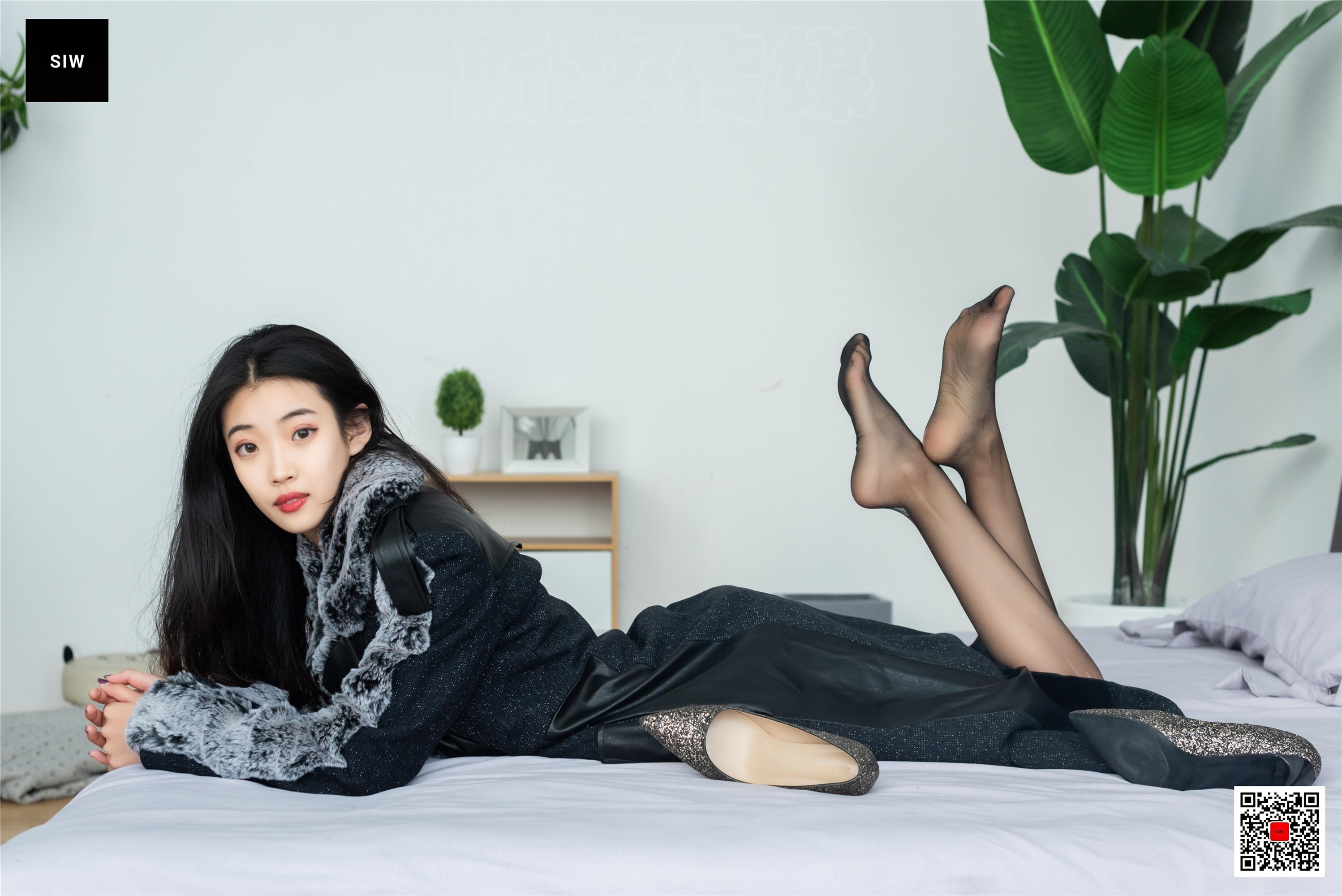 SIW斯文传媒 085 蓉儿 翻毛领拼色毛呢仿皮华贵长款大衣